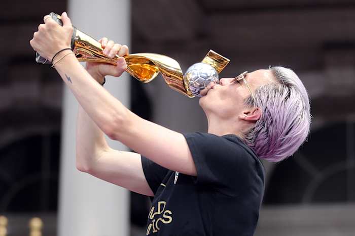 megan-rapinoe-trophy-kiss